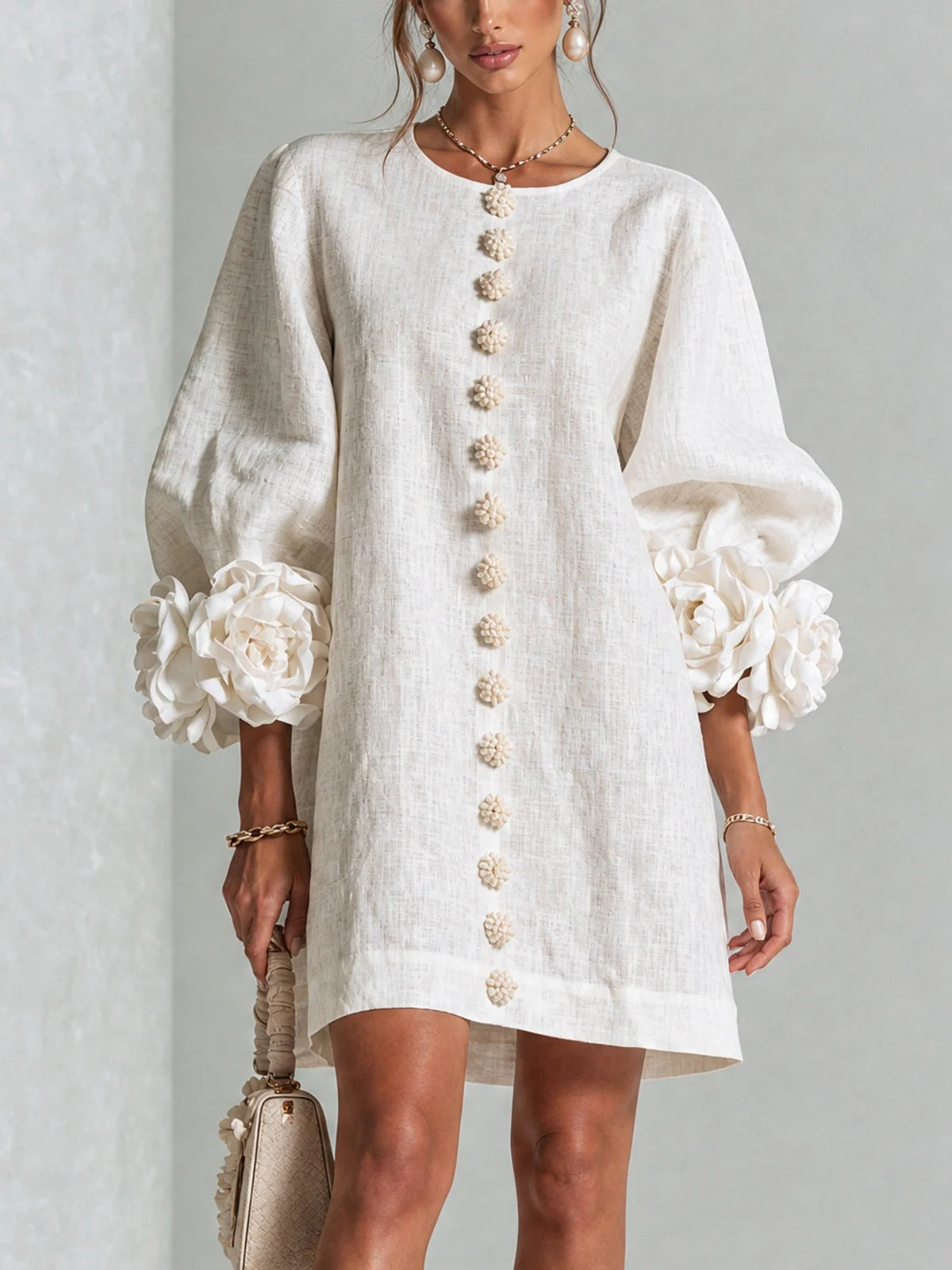 Blanca-Minivestido blanco con botones y mangas florales
